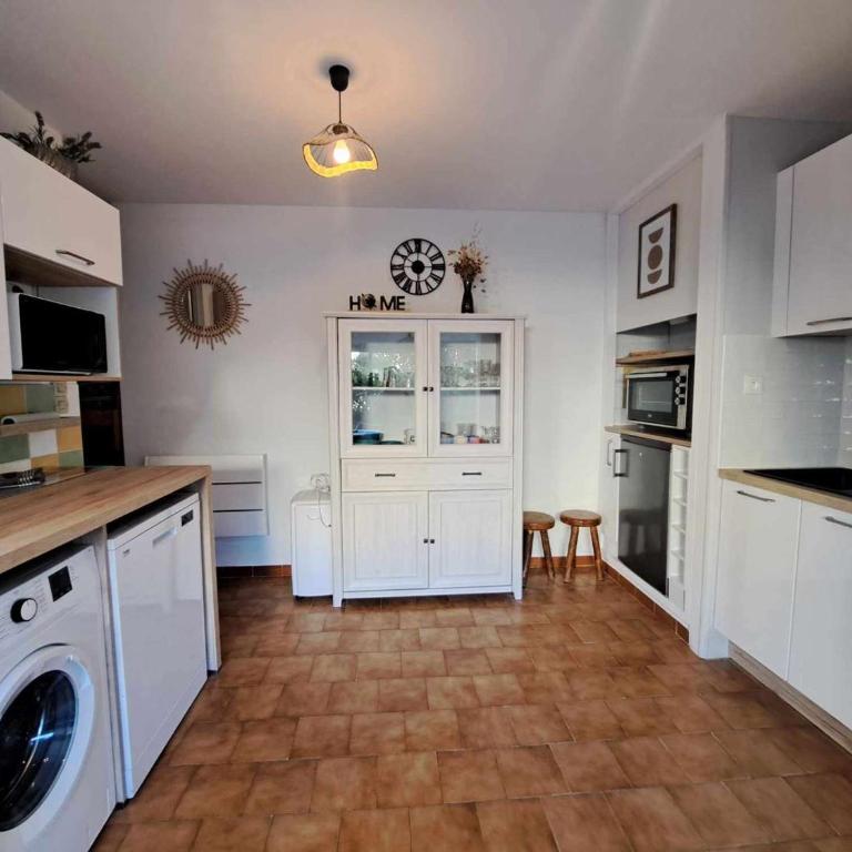 Appartement en RDC, accès direct plage, terrasse 30m², parking privé, équipements complets - FR-1-326-795 - Appartement - 11