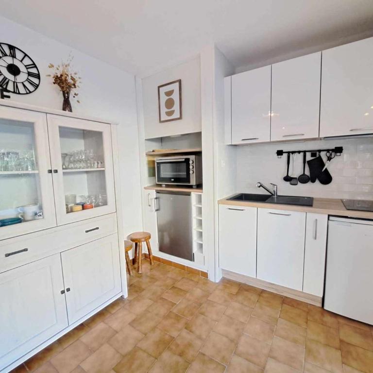 Appartement en RDC, accès direct plage, terrasse 30m², parking privé, équipements complets - FR-1-326-795 - Appartement - 12