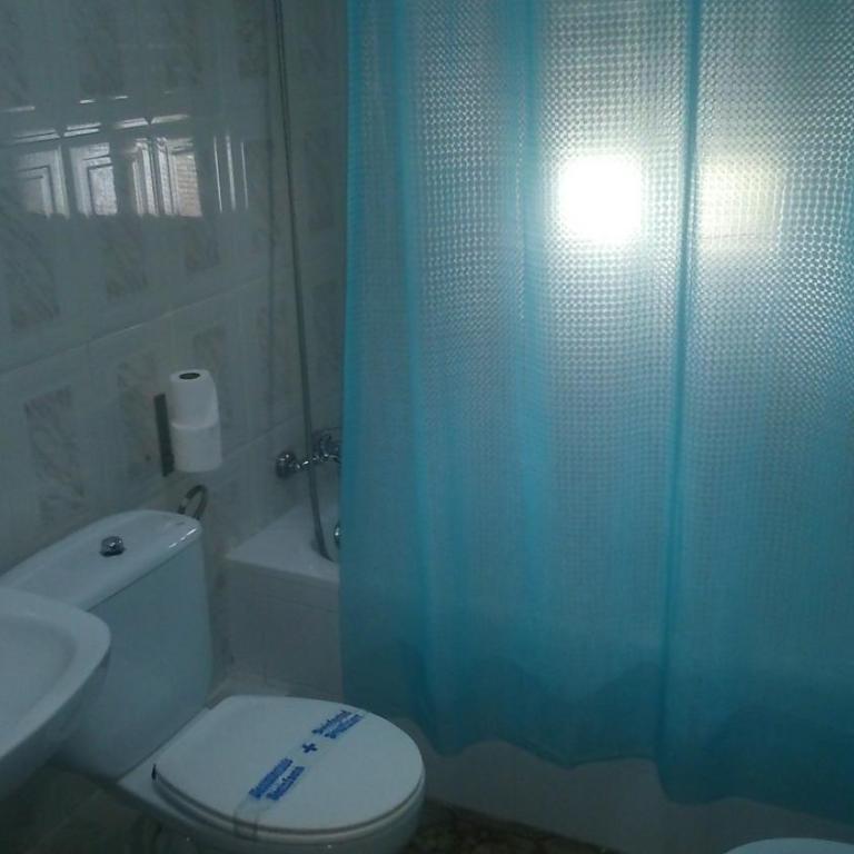 Hostal Virgen Del Rocío - Habitación Familiar con baño privado - 1