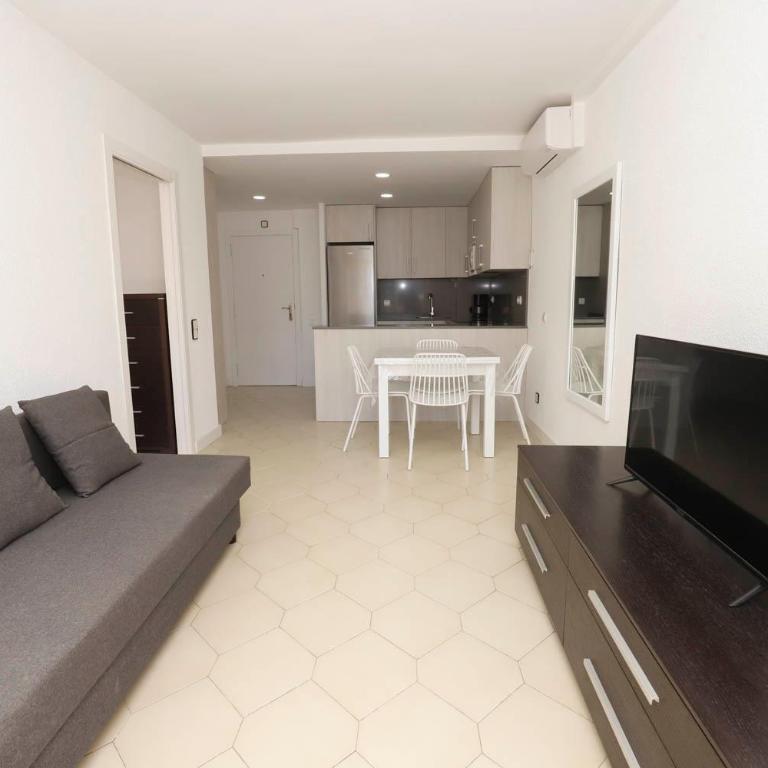 DIFERENTFLATS Novelty - Apartamento con vistas a la piscina - 2