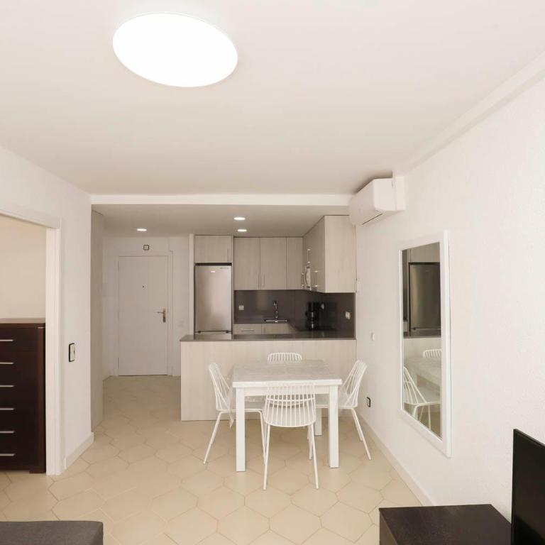 DIFERENTFLATS Novelty - Apartamento con vistas a la piscina - 14