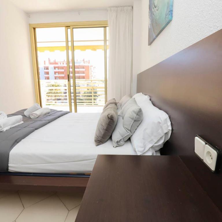 DIFERENTFLATS Novelty - Apartamento con vistas a la piscina - 9