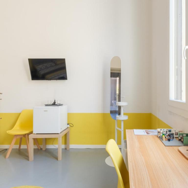 Ostello Umile - Camera Matrimoniale con Servizi Igienici in Comune - 19