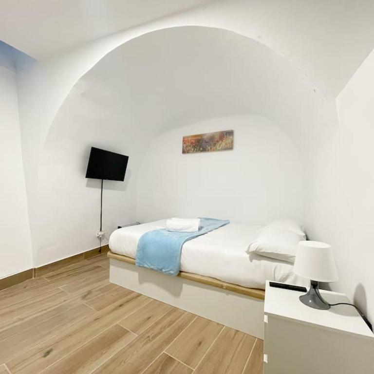 Cerca del centro y luminoso - One-Bedroom Apartment - 3