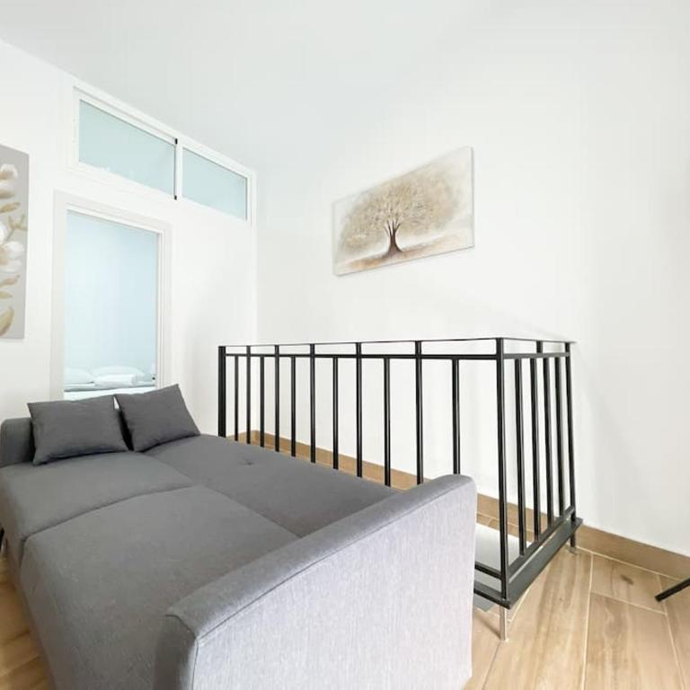 Cerca del centro y luminoso - One-Bedroom Apartment - 4