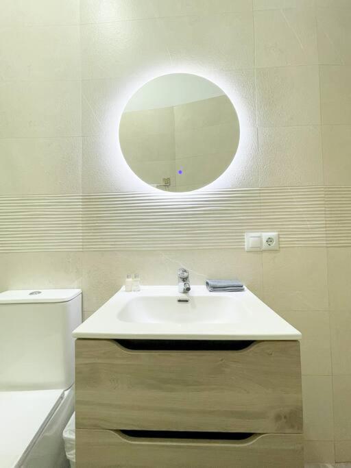 Cerca del centro y luminoso - One-Bedroom Apartment - 6