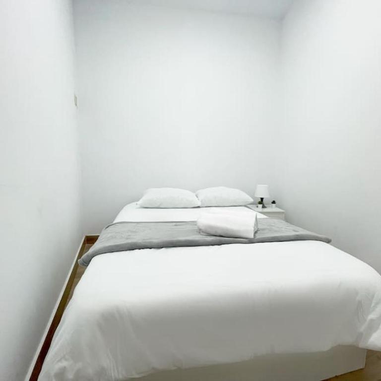 Cerca del centro y luminoso - One-Bedroom Apartment - 8