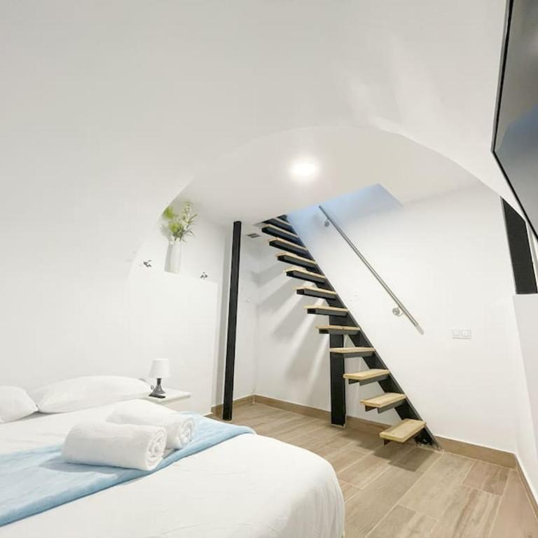 Cerca del centro y luminoso - One-Bedroom Apartment - 10