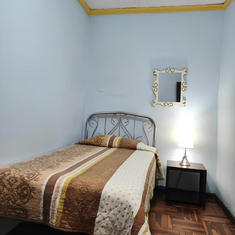 Hostal Juana de Arco - Habitación Individual con baño compartido - 7