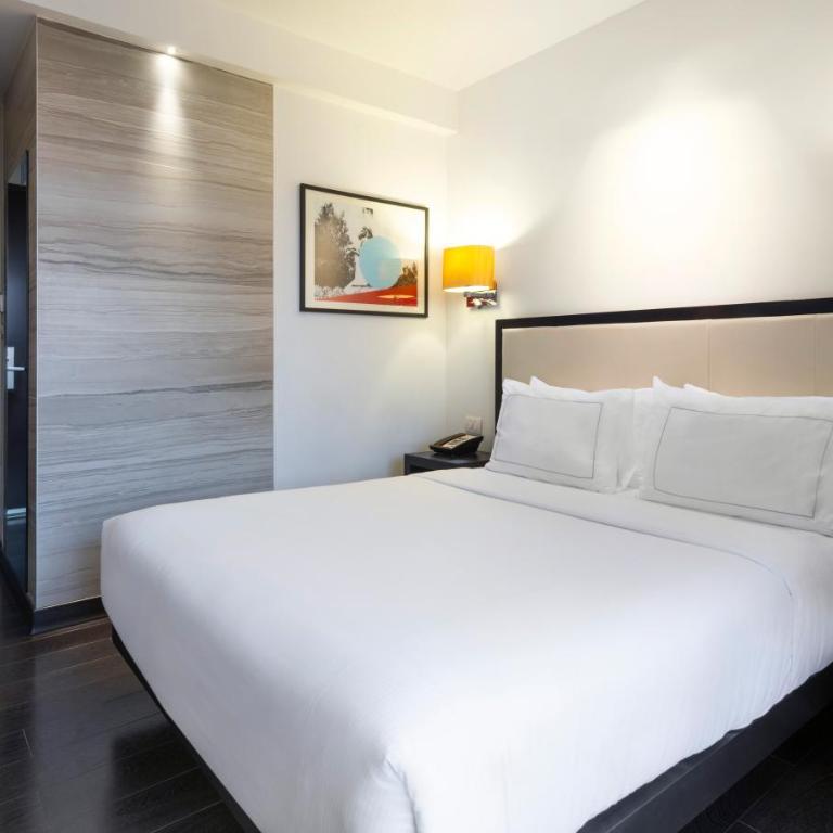 Hilton DoubleTree Guadalajara Centro Historico - Habitación con cama grande - 3