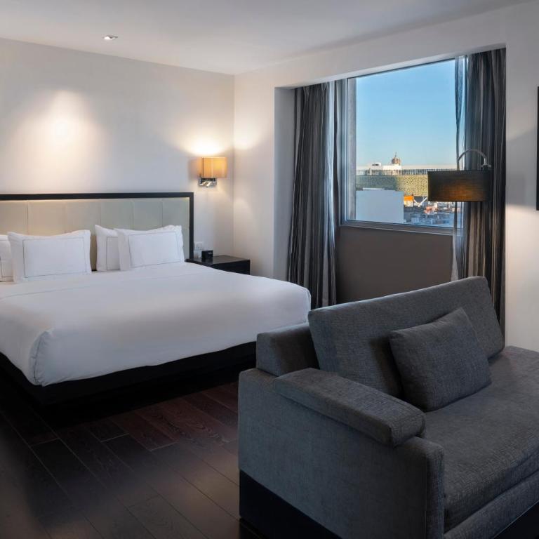 Hilton DoubleTree Guadalajara Centro Historico - Suite Junior con cama extragrande y zona de estar - 5