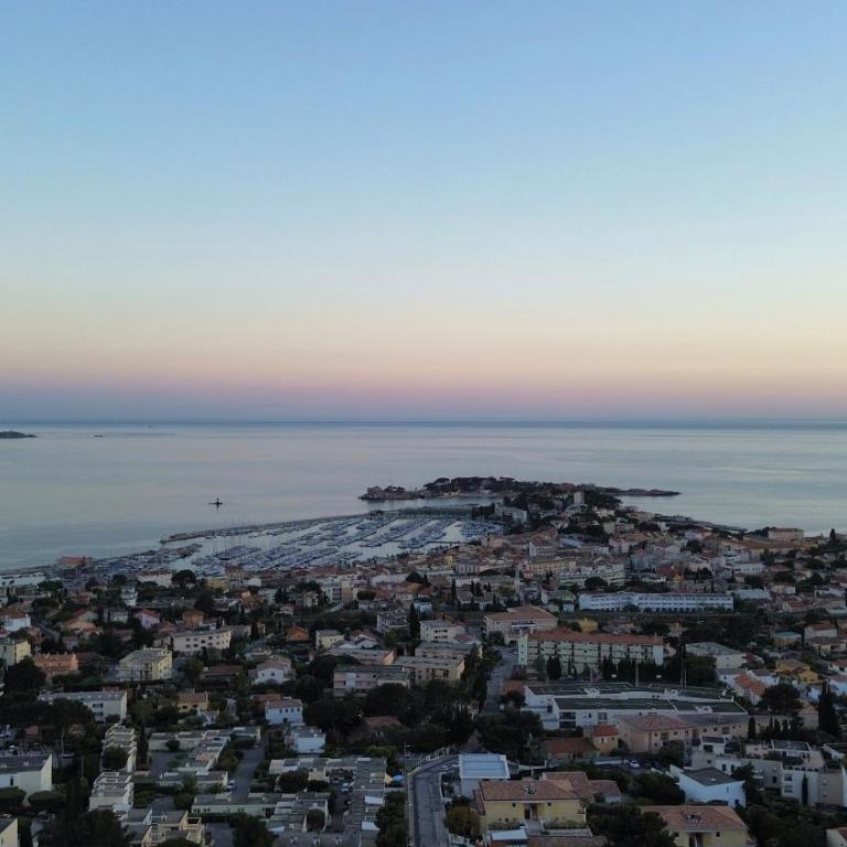 VUE EPOUSTOUFLANTE SUR BANDOL & LA MER 2 pièces, piscine tout confort 4 étoiles, très calme, terrasse spacieuse sans vis à vis, parking privé résidence standing - Apartamento de 1 dormitorio - 24