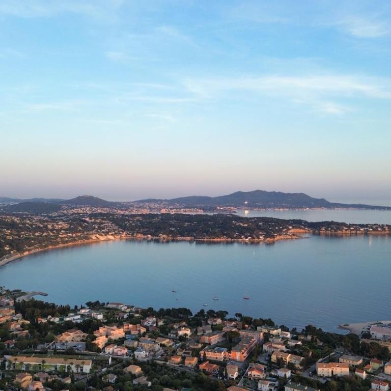 VUE EPOUSTOUFLANTE SUR BANDOL & LA MER 2 pièces, piscine tout confort 4 étoiles, très calme, terrasse spacieuse sans vis à vis, parking privé résidence standing - Apartamento de 1 dormitorio - 30