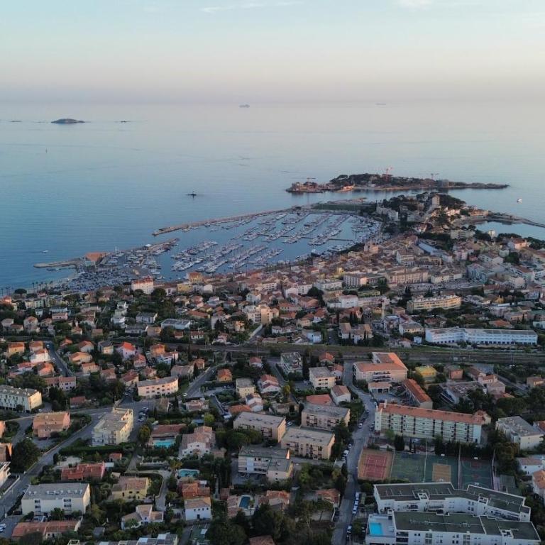 VUE EPOUSTOUFLANTE SUR BANDOL & LA MER 2 pièces, piscine tout confort 4 étoiles, très calme, terrasse spacieuse sans vis à vis, parking privé résidence standing - Apartamento de 1 dormitorio - 31
