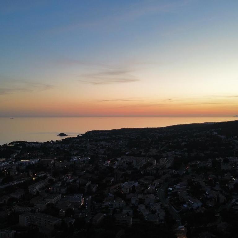VUE EPOUSTOUFLANTE SUR BANDOL & LA MER 2 pièces, piscine tout confort 4 étoiles, très calme, terrasse spacieuse sans vis à vis, parking privé résidence standing - Apartamento de 1 dormitorio - 35