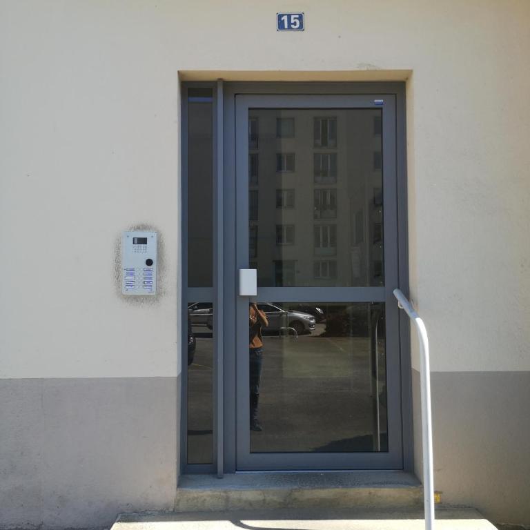 Terrasse, vue sur jardin arboré et place de parking - Studio - 11