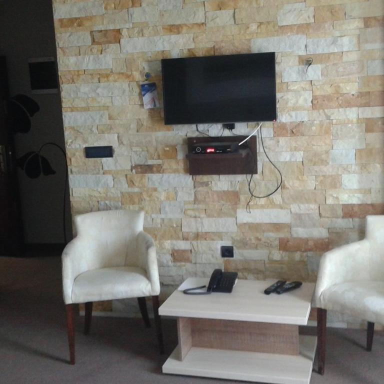 Milmari - Breakfast and pool - Double Room - 3