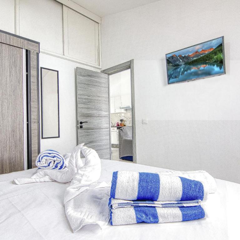 Bungalow Los Porches D52 - Two-Bedroom Apartment - 2