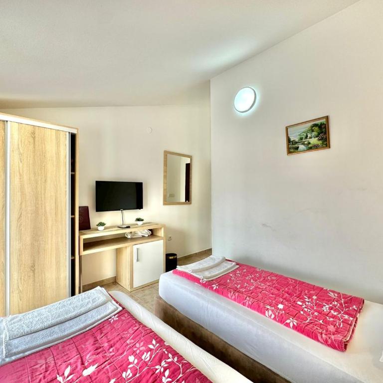 Hotel Grbalj - Dvokrevetna Soba sa Bračnim Krevetom/Zasebnim Krevetima i Balkonom - 8