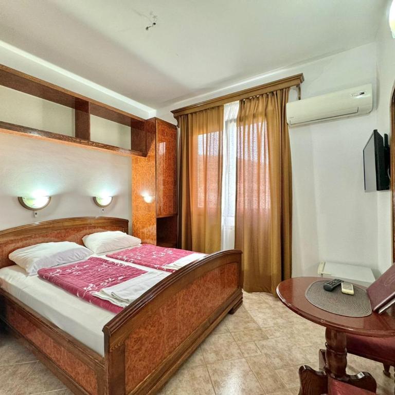 Hotel Grbalj - Standardna Dvokrevetna Soba sa Bračnim Krevetom - 7