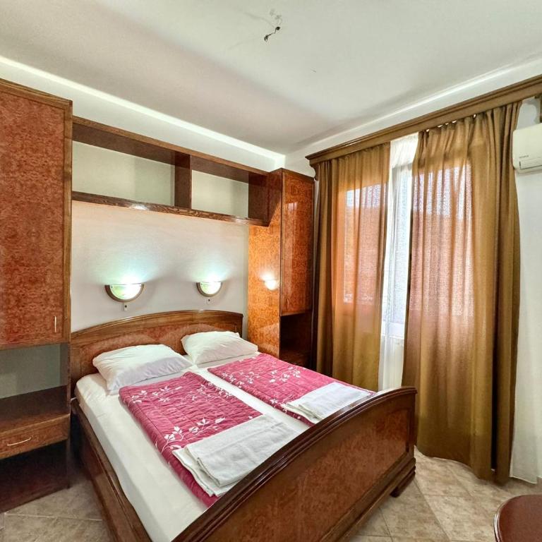 Hotel Grbalj - Standardna Dvokrevetna Soba sa Bračnim Krevetom - 6