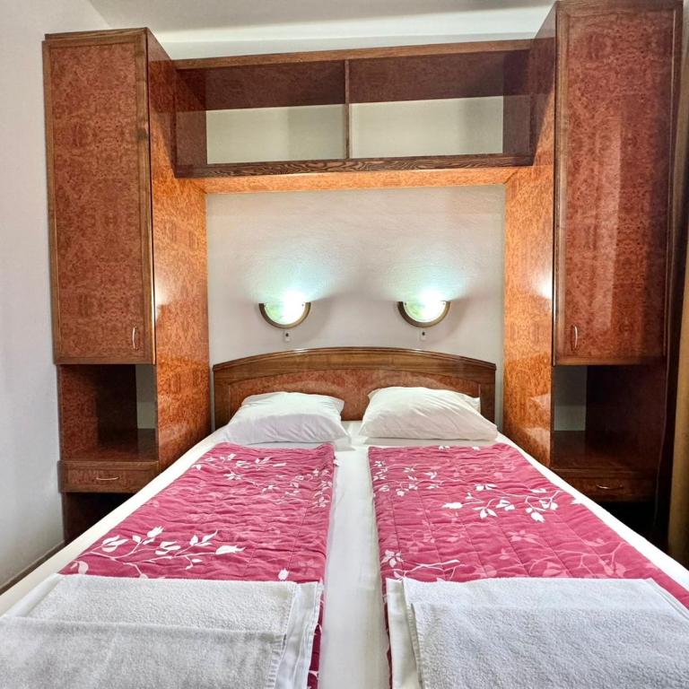 Hotel Grbalj - Standardna Dvokrevetna Soba sa Bračnim Krevetom - 8