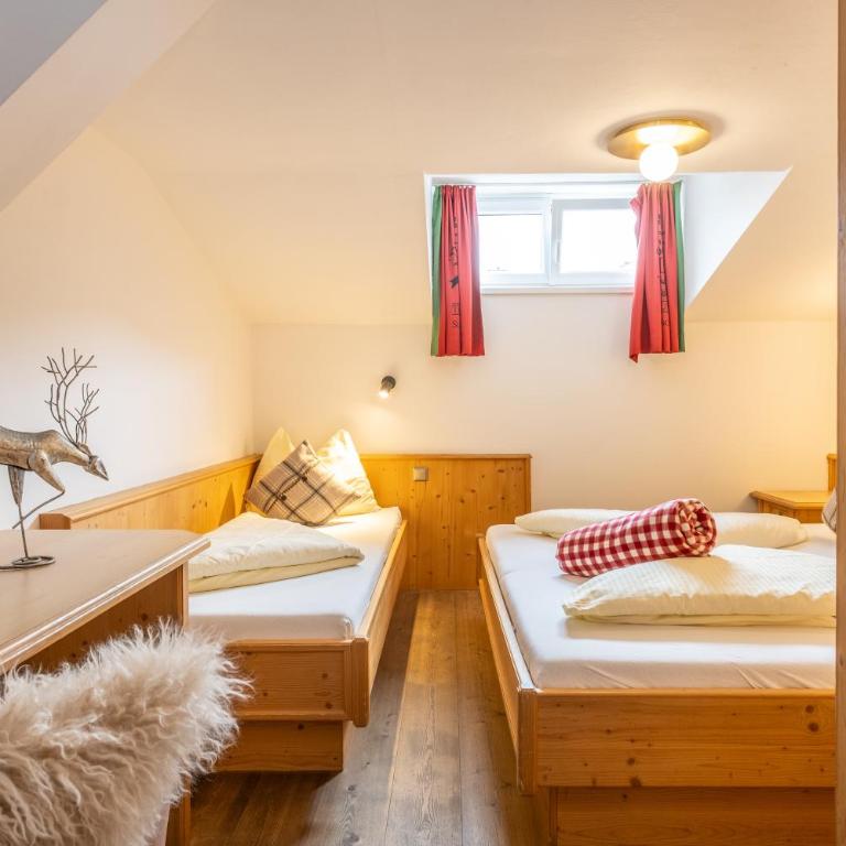 Mara's Little Boutique Sleepover - Budget Holiday Home - Dreibettzimmer mit Bergblick - 1