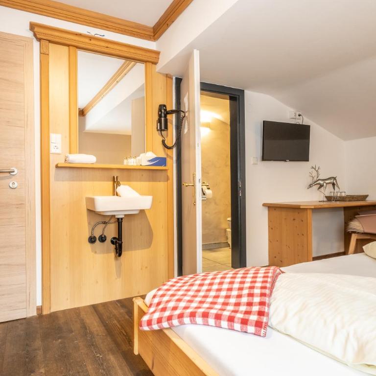 Mara's Little Boutique Sleepover - Budget Holiday Home - Dreibettzimmer mit Bergblick - 8