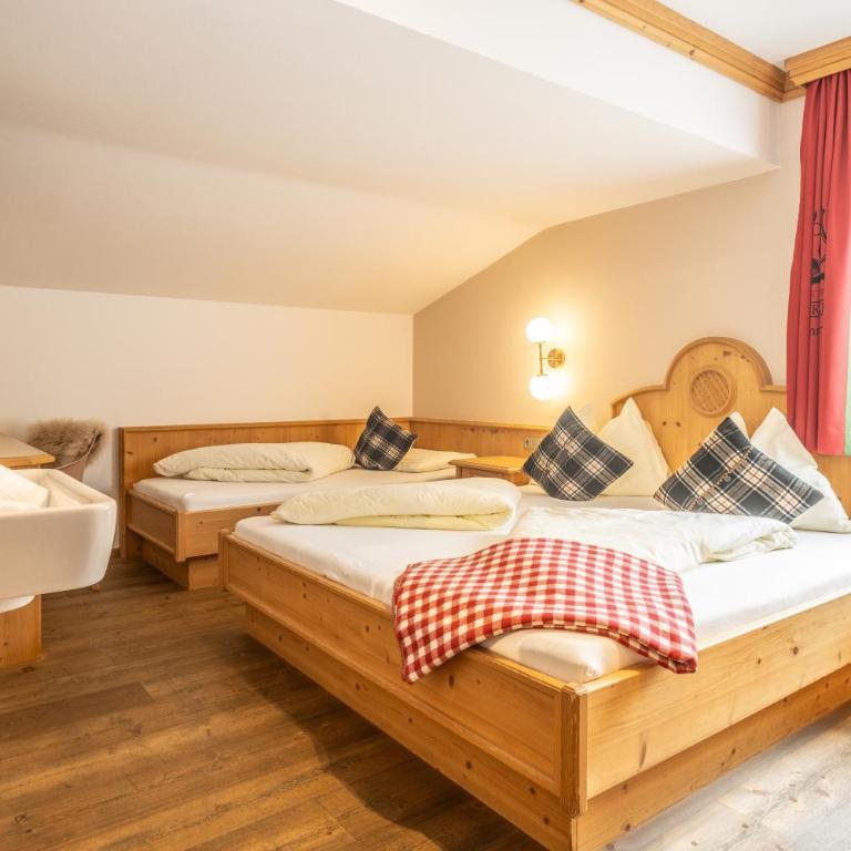 Mara's Little Boutique Sleepover - Budget Holiday Home - Dreibettzimmer mit Bergblick - 3