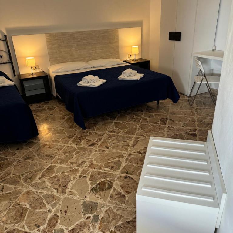 Savoia - Camera Tripla con Bagno Privato - 3