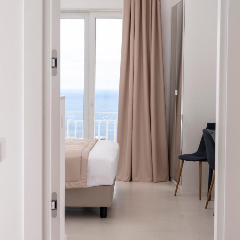 Sopramonte 7 - Camera Matrimoniale/Doppia con Letti Singoli con Vista Mare - 12