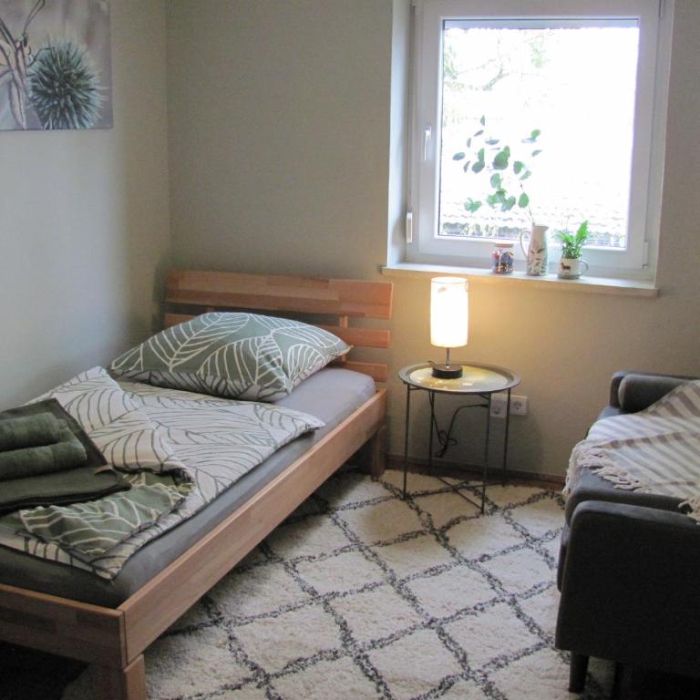 #3 Schönes ruhiges Gästezimmer mit Gartenblick, Gemeinschaftsbad W-Lan Airport nah gelegen mit Late Night Check in Haus Nr 9,5 - Einzelzimmer mit Gemeinschaftsdusche und -WC - 1
