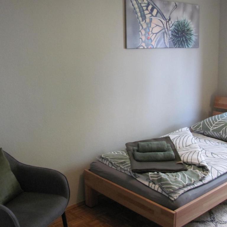 #3 Schönes ruhiges Gästezimmer mit Gartenblick, Gemeinschaftsbad W-Lan Airport nah gelegen mit Late Night Check in Haus Nr 9,5 - Einzelzimmer mit Gemeinschaftsdusche und -WC - 4