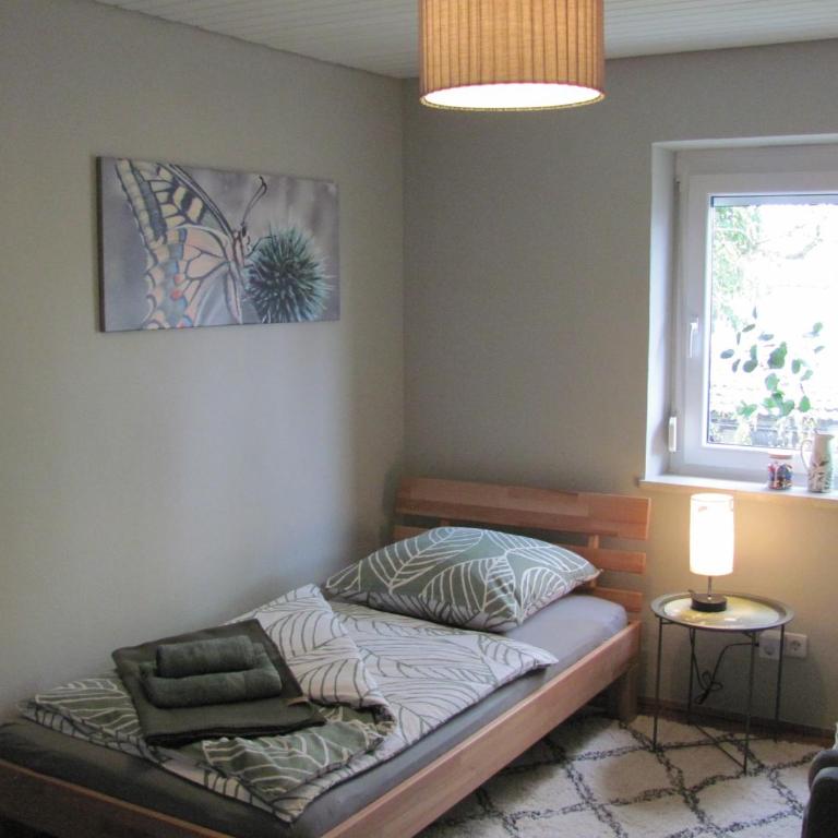 #3 Schönes ruhiges Gästezimmer mit Gartenblick, Gemeinschaftsbad W-Lan Airport nah gelegen mit Late Night Check in Haus Nr 9,5 - Einzelzimmer mit Gemeinschaftsdusche und -WC - 7
