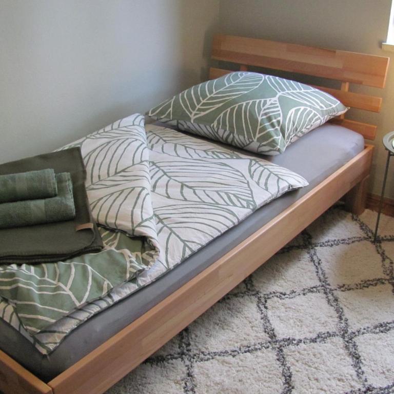 #3 Schönes ruhiges Gästezimmer mit Gartenblick, Gemeinschaftsbad W-Lan Airport nah gelegen mit Late Night Check in Haus Nr 9,5 - Einzelzimmer mit Gemeinschaftsdusche und -WC - 3