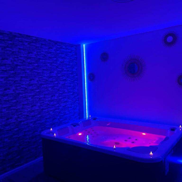 Priv8Spa New Love Room Jacuzzi Privée - Appartement 1 Chambre - 6