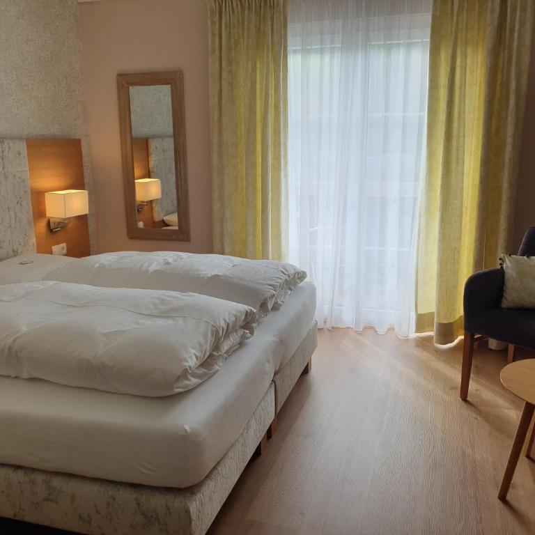 Pension Alpenhof - Doppelzimmer mit Balkon - 4
