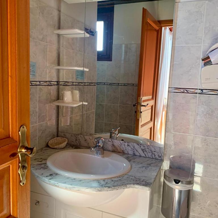 Hotels Les Catrems & Le Montagnou - Chambre Triple Standard - Les Catrems - 4
