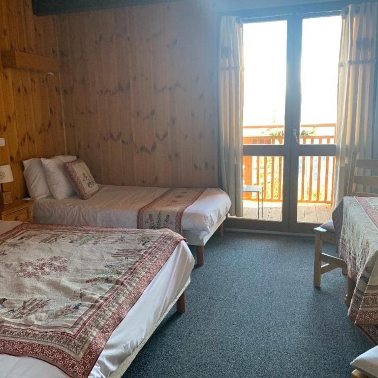 Hotels Les Catrems & Le Montagnou - Chambre Triple avec Balcon - Les Catrems - 6