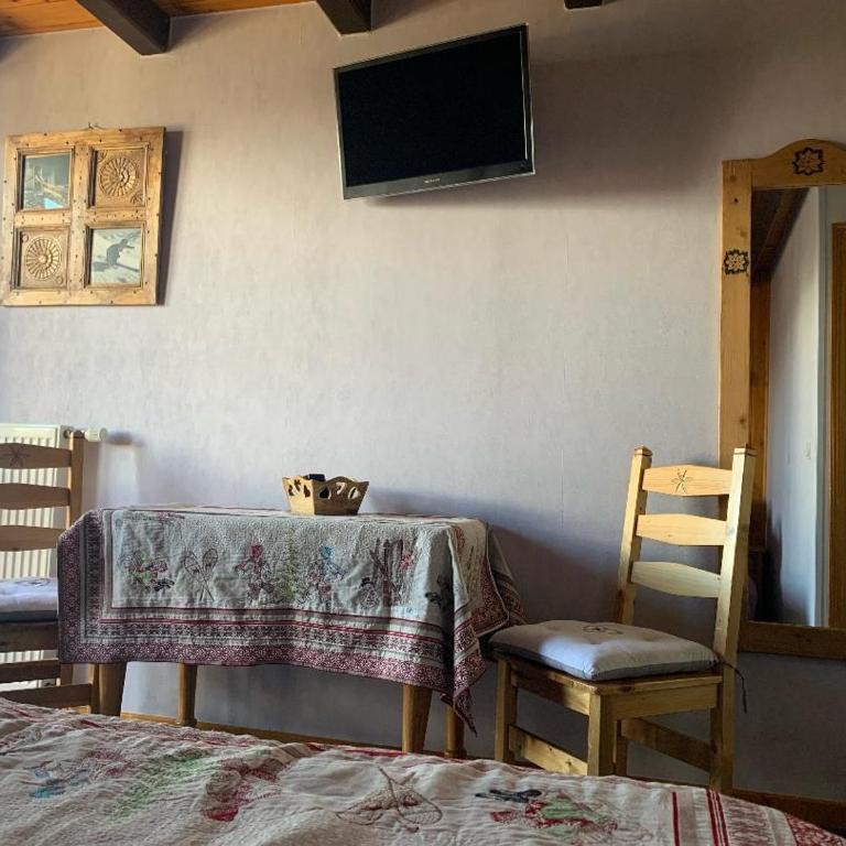 Hotels Les Catrems & Le Montagnou - Chambre Triple avec Balcon - Les Catrems - 7