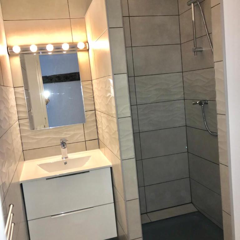 AStudio Lumineux à la plage, situation idéale commerces, bateaux ,restaurant à 20 m , Plage à 50 m, idéal pour un séjour reposant - Appartement 1 Chambre - 11