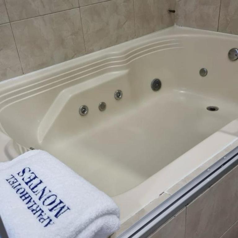 Living Montes - Deluxe Double Room with Bath - 3