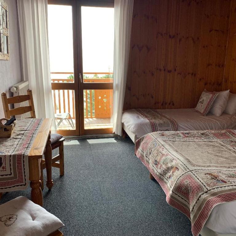 Hotels Les Catrems & Le Montagnou - Chambre Triple avec Balcon - Les Catrems - 3