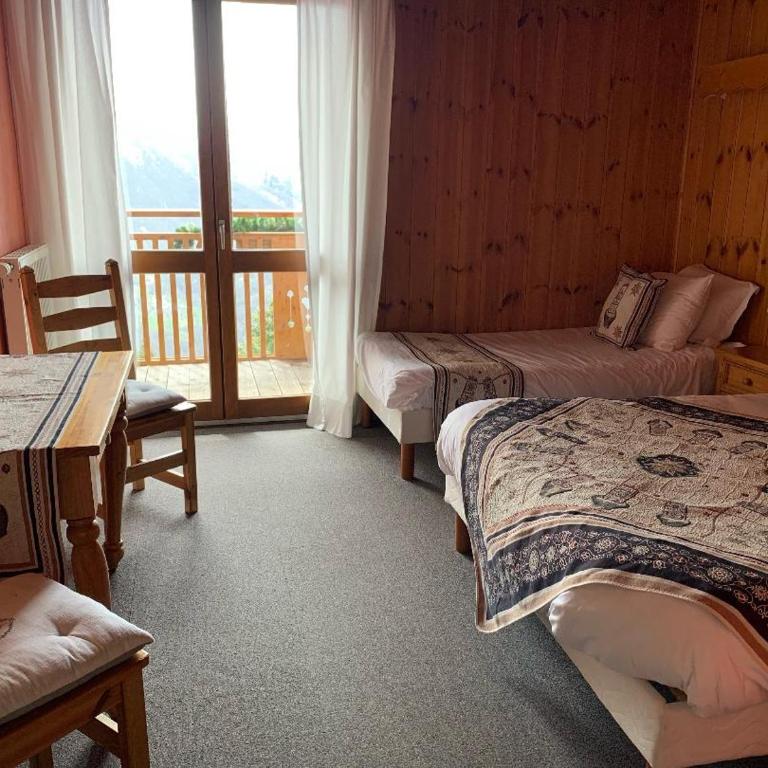 Hotels Les Catrems & Le Montagnou - Chambre Triple avec Balcon - Les Catrems - 1