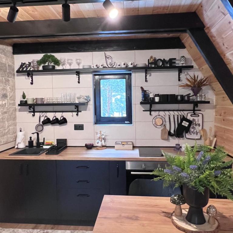 Pine forest-Black - Room #1184319401 - 32