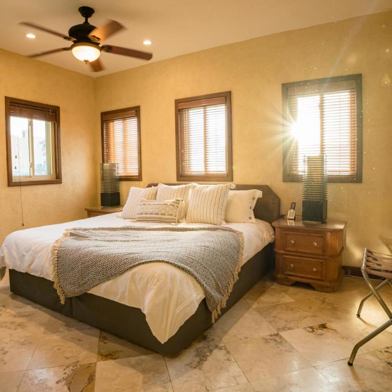 Cabo's Hidden Gem! Steps to the Marina or Beach - Apartamento de 2 dormitorios - 2