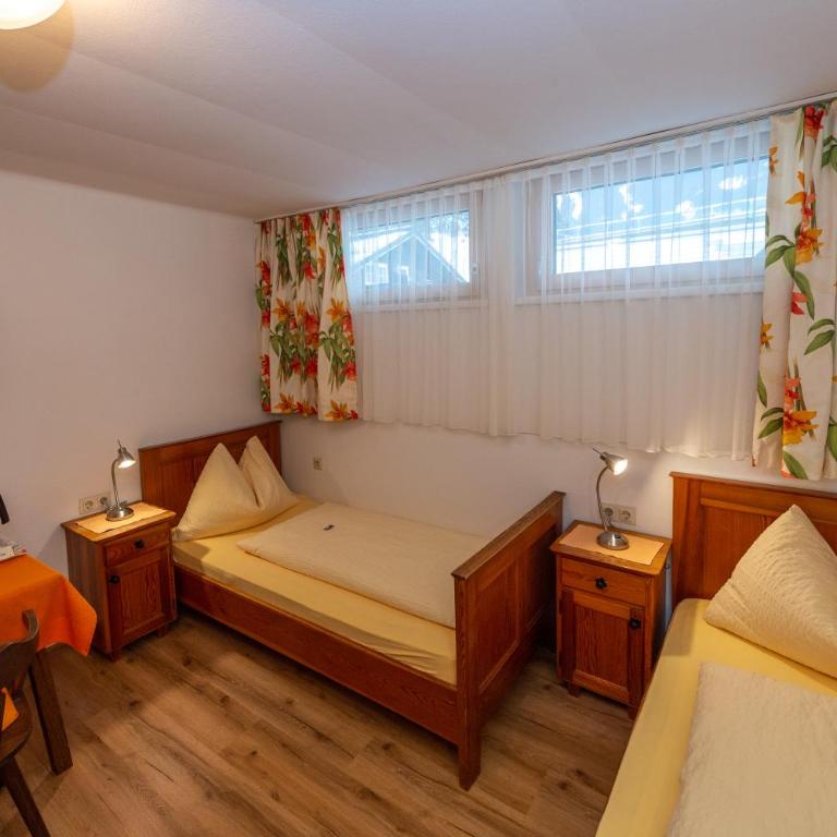 Gästehaus Haffner - Doppel-/Zweibettzimmer mit Gemeinschaftsbad - 3