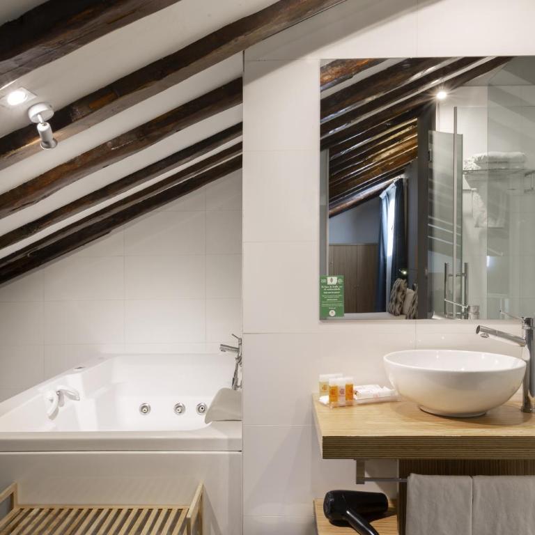 Petit Palace Plaza del Carmen - Double Room with Whirlpool - 6