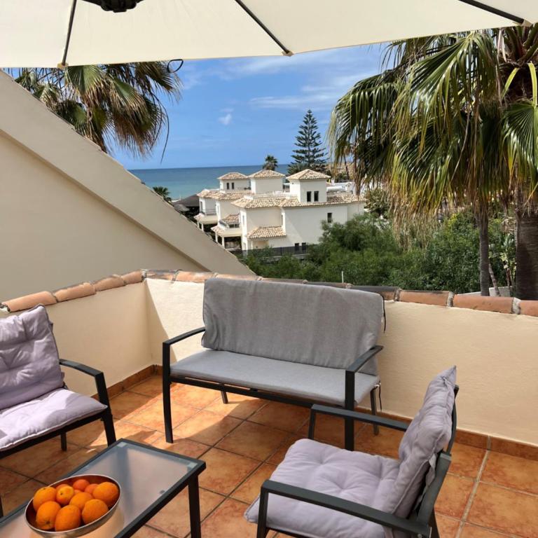 STYLISH TOWNHOUSE IN BEACHFRONT COMPLEX - Casa de 3 dormitorios - 2