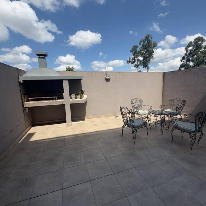 Departamento bien ubicado, espacio amplio y con terraza - Apartamento de 2 dormitorios - 7